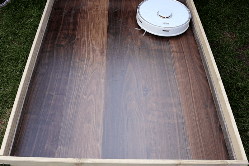 Laminate floor after the Roborock S5 Max vacuumed the sand